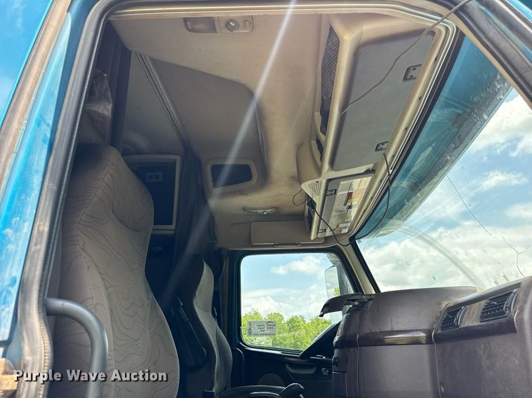 image for item EF2091 2013 Volvo  VNL semi truck