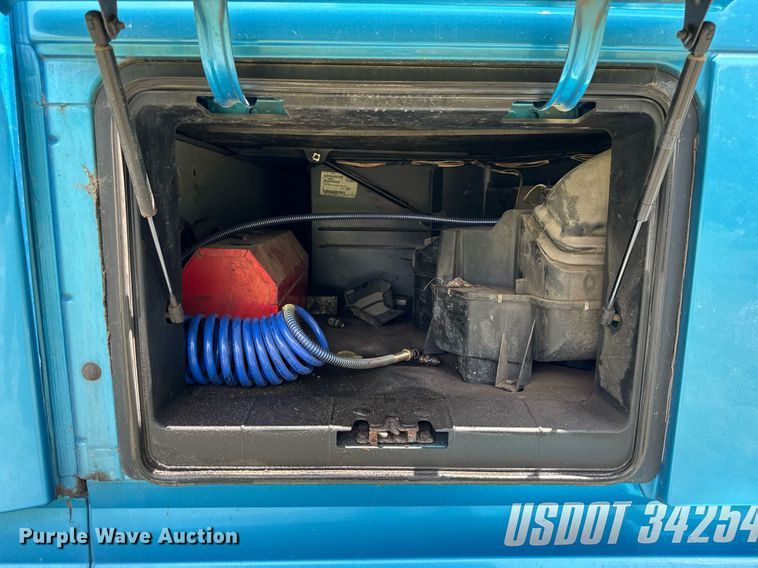 image for item EF2091 2013 Volvo  VNL semi truck