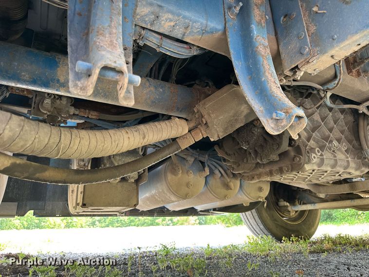 image for item EF2091 2013 Volvo  VNL semi truck