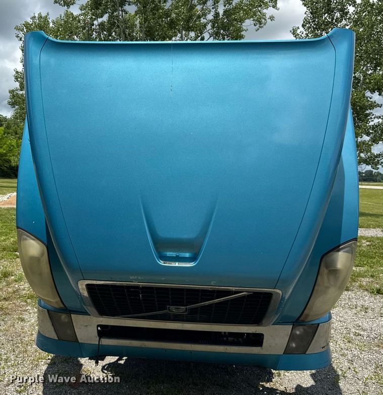 image for item EF2091 2013 Volvo  VNL semi truck