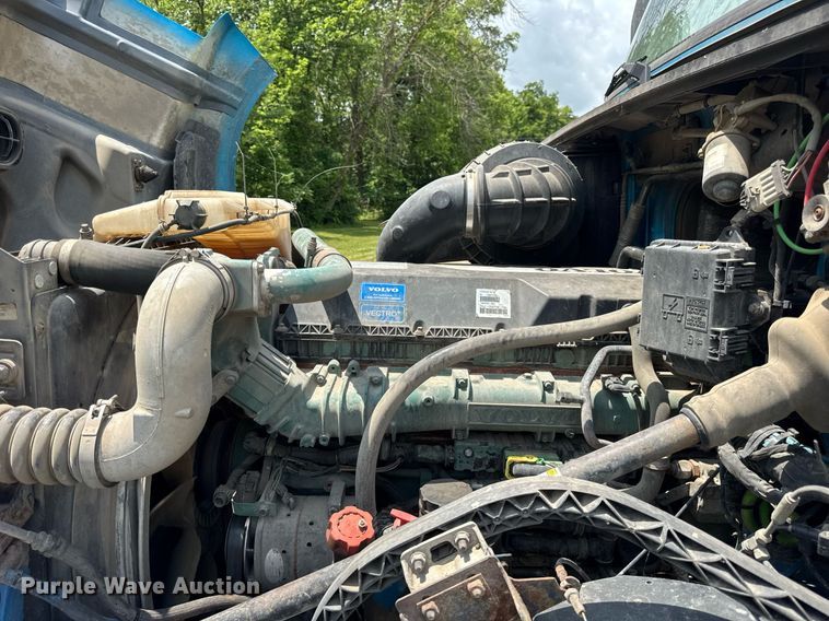 image for item EF2091 2013 Volvo  VNL semi truck