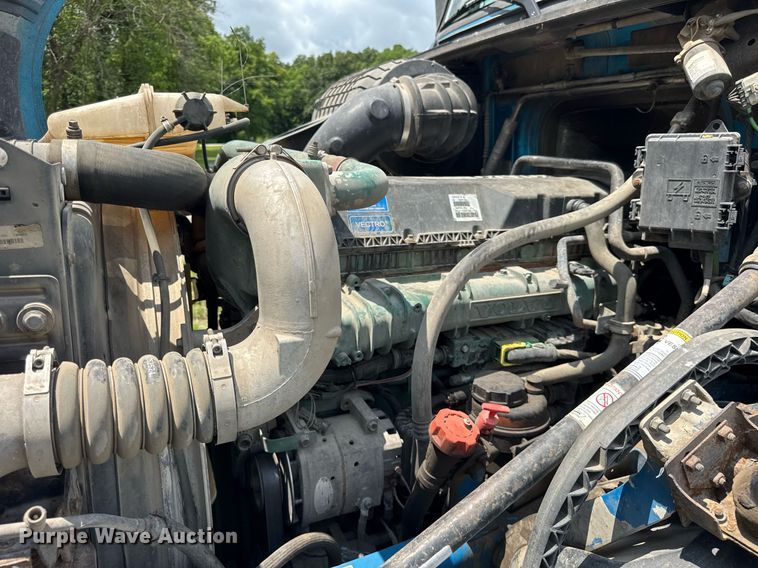 image for item EF2091 2013 Volvo  VNL semi truck