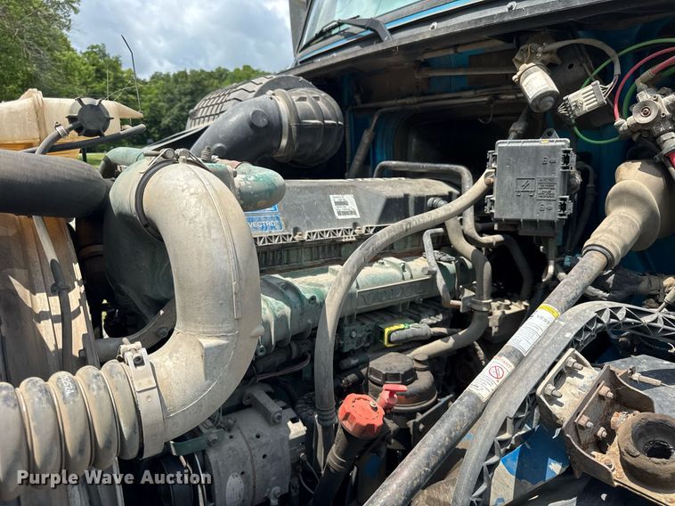 image for item EF2091 2013 Volvo  VNL semi truck