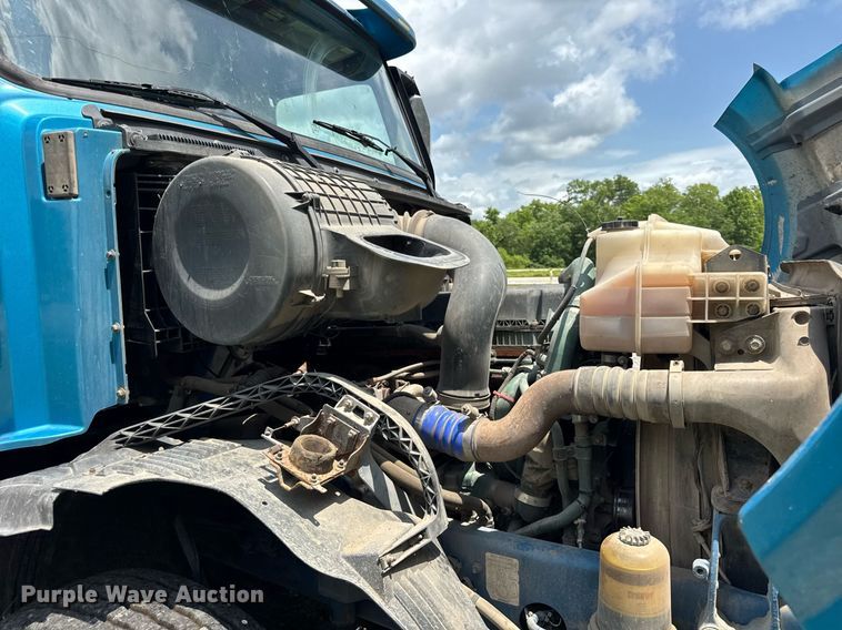 image for item EF2091 2013 Volvo  VNL semi truck