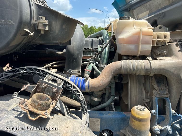 image for item EF2091 2013 Volvo  VNL semi truck