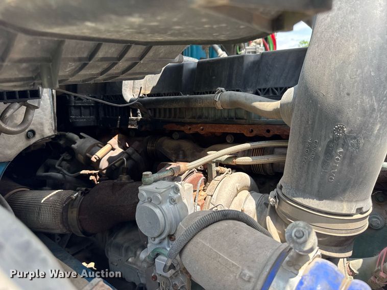 image for item EF2091 2013 Volvo  VNL semi truck