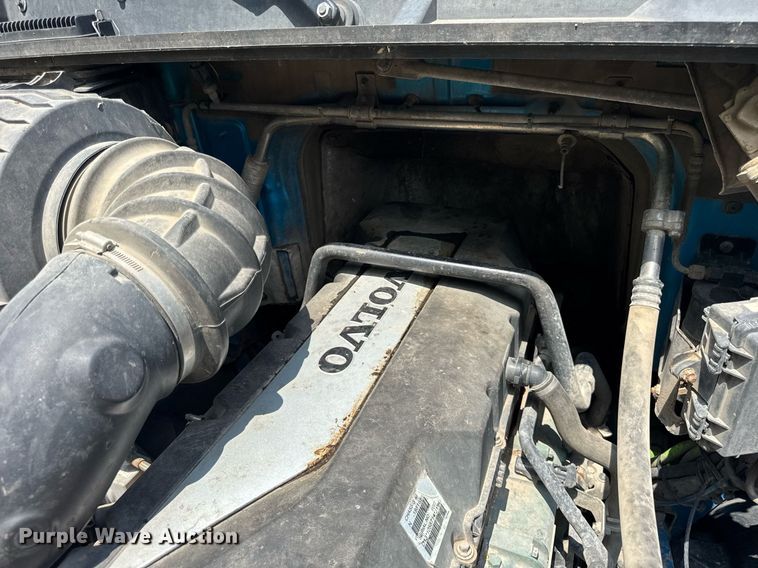 image for item EF2091 2013 Volvo  VNL semi truck