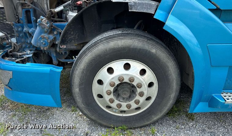 image for item EF2091 2013 Volvo  VNL semi truck