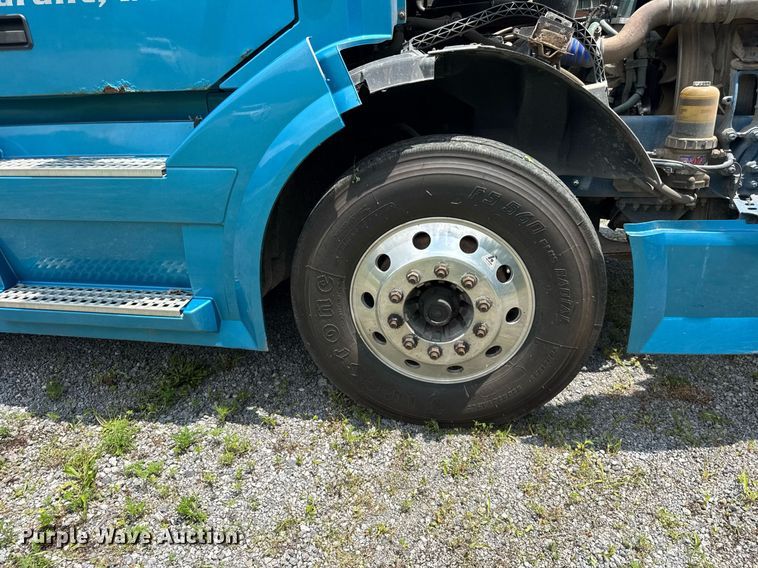 image for item EF2091 2013 Volvo  VNL semi truck