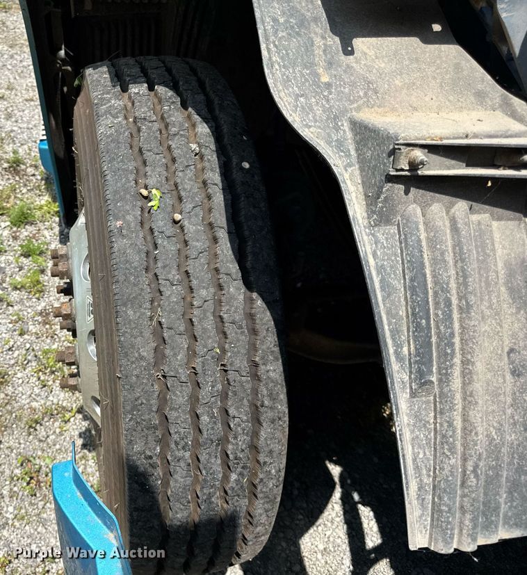 image for item EF2091 2013 Volvo  VNL semi truck