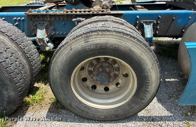 image for item EF2091 2013 Volvo  VNL semi truck