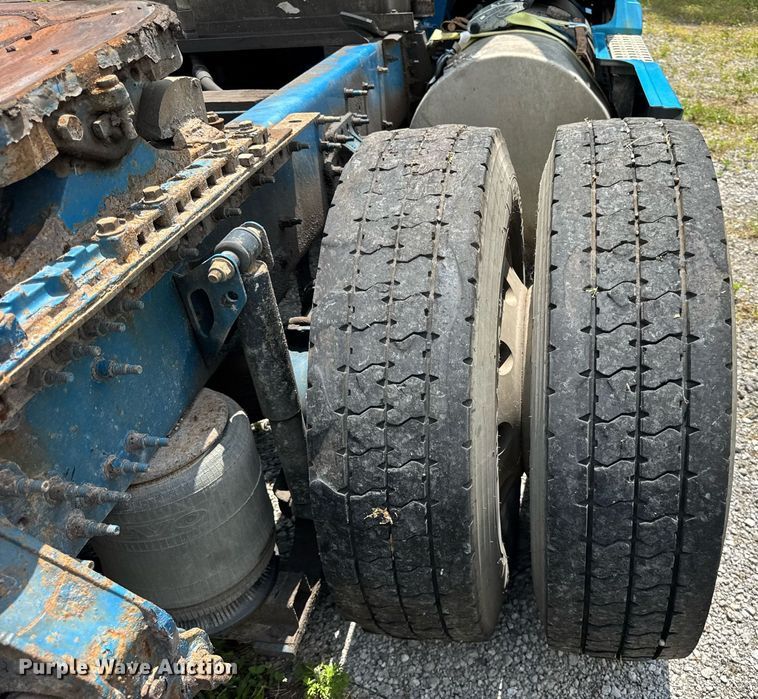 image for item EF2091 2013 Volvo  VNL semi truck