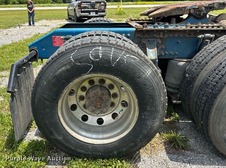 image for item EF2091 2013 Volvo  VNL semi truck