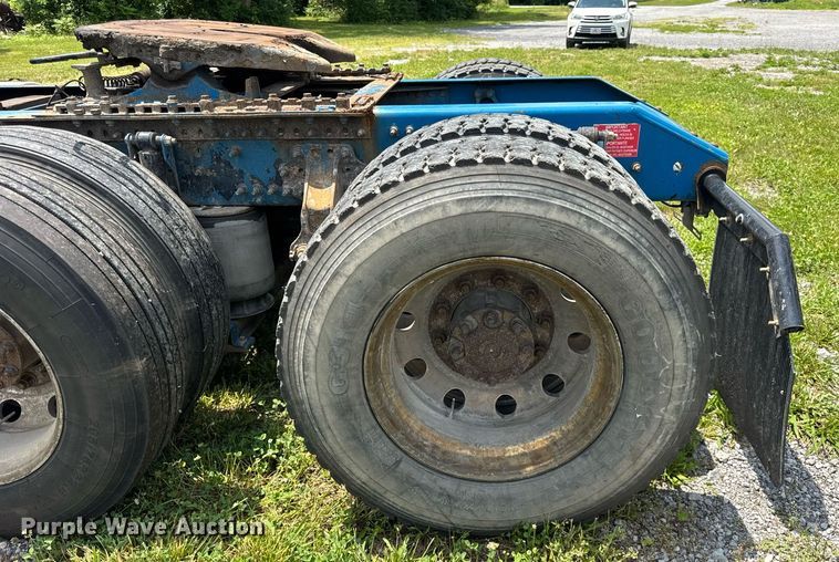 image for item EF2091 2013 Volvo  VNL semi truck