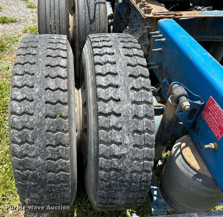 image for item EF2091 2013 Volvo  VNL semi truck