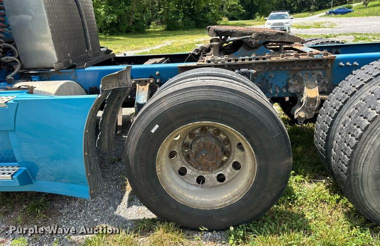 image for item EF2091 2013 Volvo  VNL semi truck