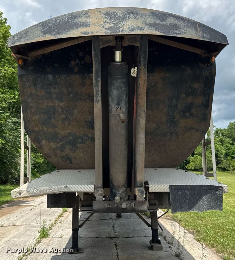 image for item EF2092 2007 Superior end dump trailer