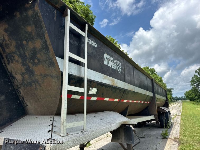 image for item EF2092 2007 Superior end dump trailer