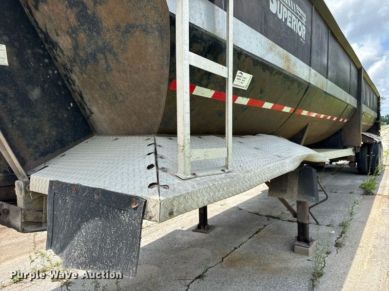 image for item EF2092 2007 Superior end dump trailer