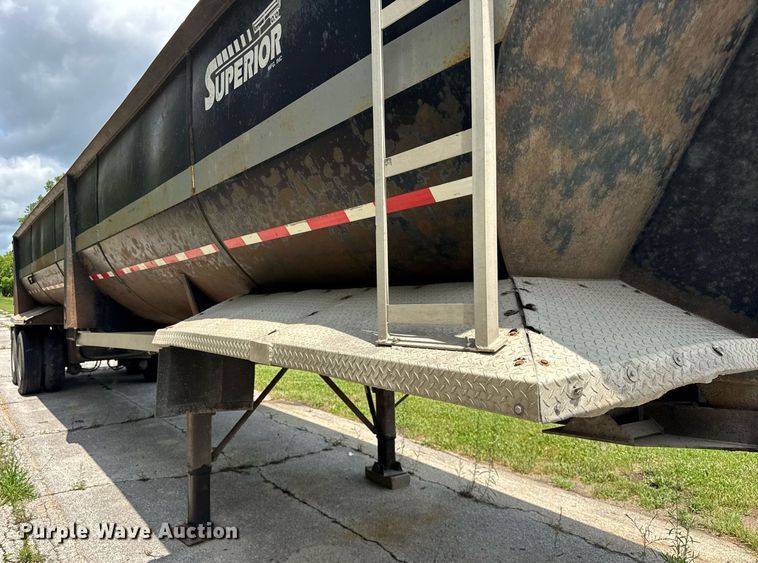 image for item EF2092 2007 Superior end dump trailer