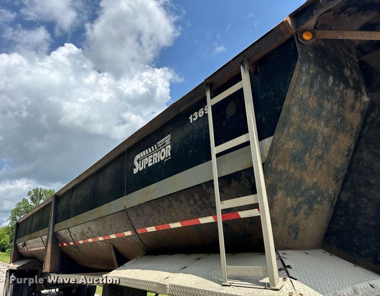 image for item EF2092 2007 Superior end dump trailer