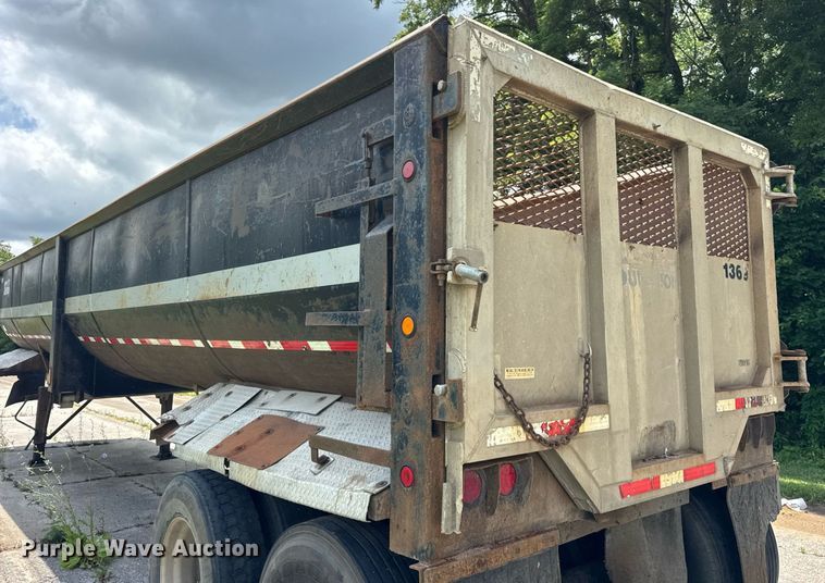 image for item EF2092 2007 Superior end dump trailer