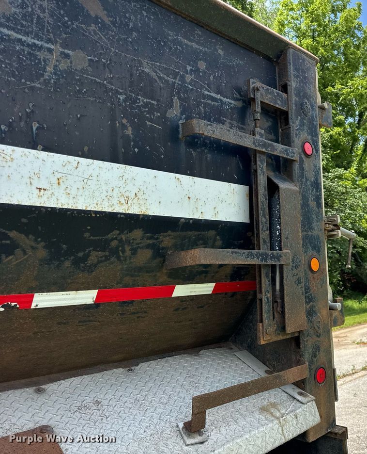 image for item EF2092 2007 Superior end dump trailer