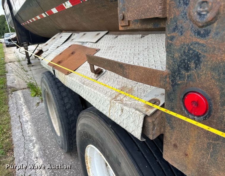 image for item EF2092 2007 Superior end dump trailer