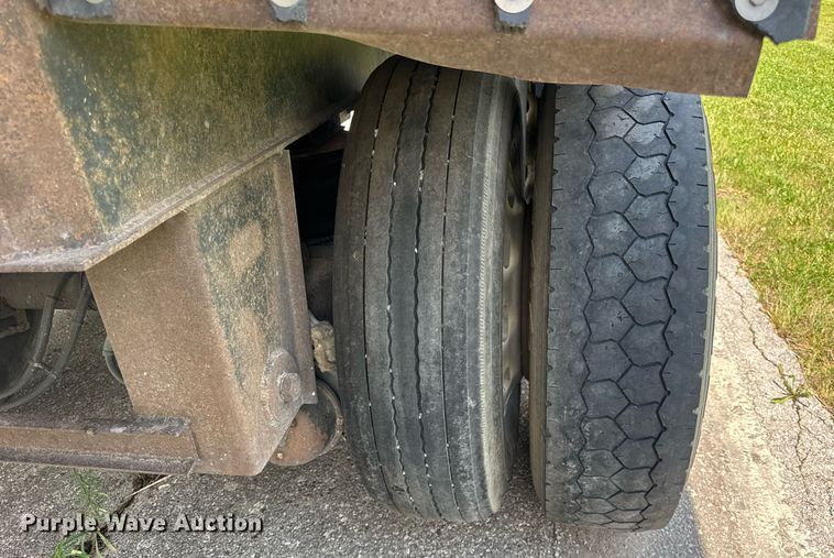 image for item EF2092 2007 Superior end dump trailer