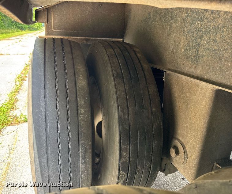 image for item EF2092 2007 Superior end dump trailer