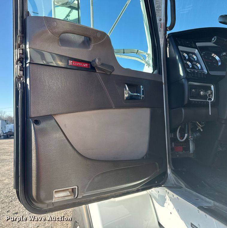 image for item EG2394 2012 Kenworth T800 winch truck