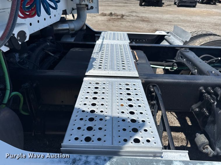 image for item EG5941 2002 Freightliner Century Class semi truck