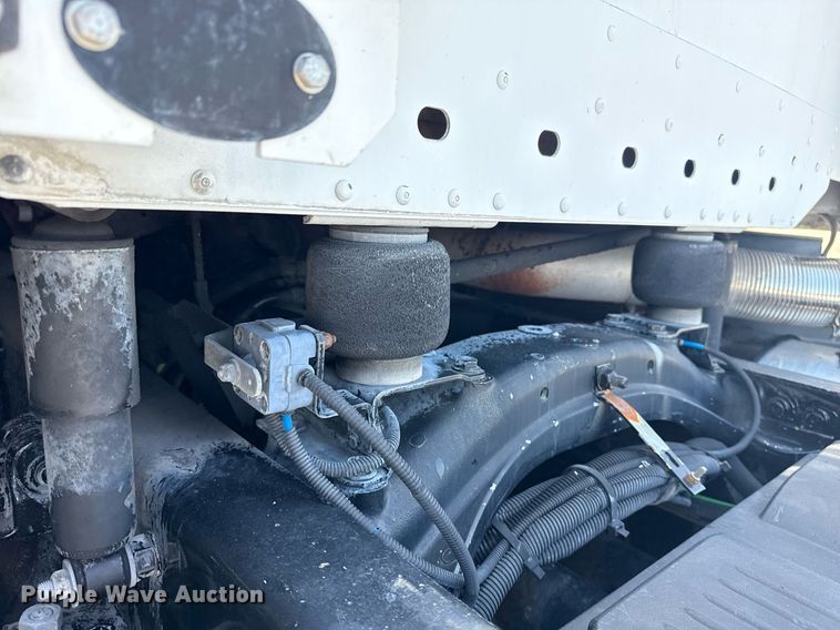 image for item EG5941 2002 Freightliner Century Class semi truck