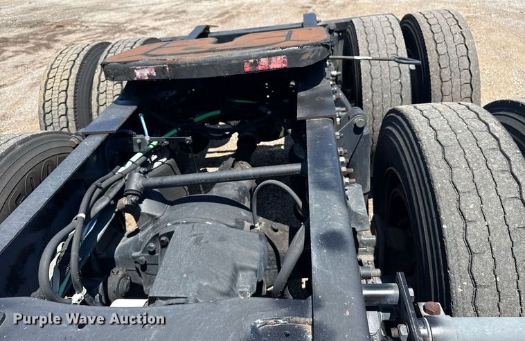 image for item EG5941 2002 Freightliner Century Class semi truck