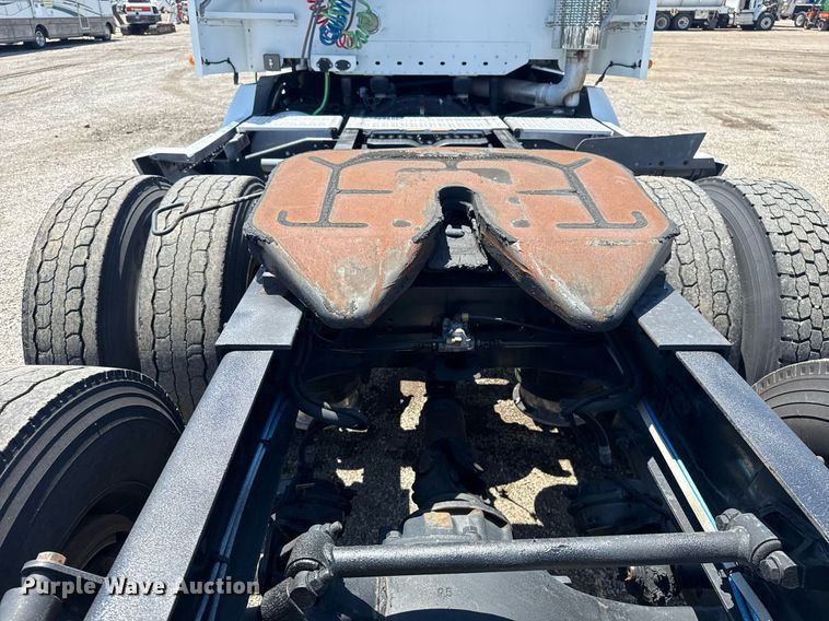 image for item EG5941 2002 Freightliner Century Class semi truck