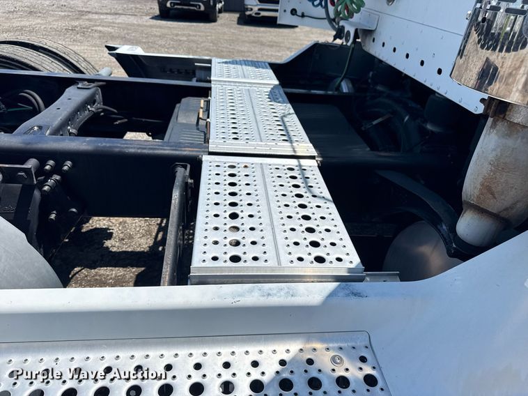 image for item EG5941 2002 Freightliner Century Class semi truck