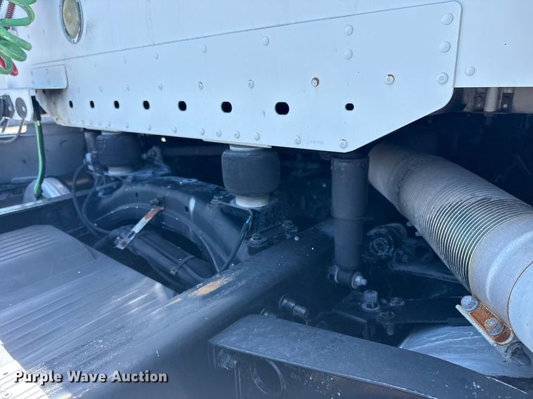 image for item EG5941 2002 Freightliner Century Class semi truck