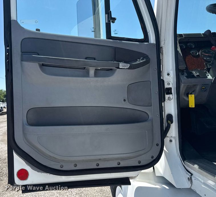 image for item EG5941 2002 Freightliner Century Class semi truck