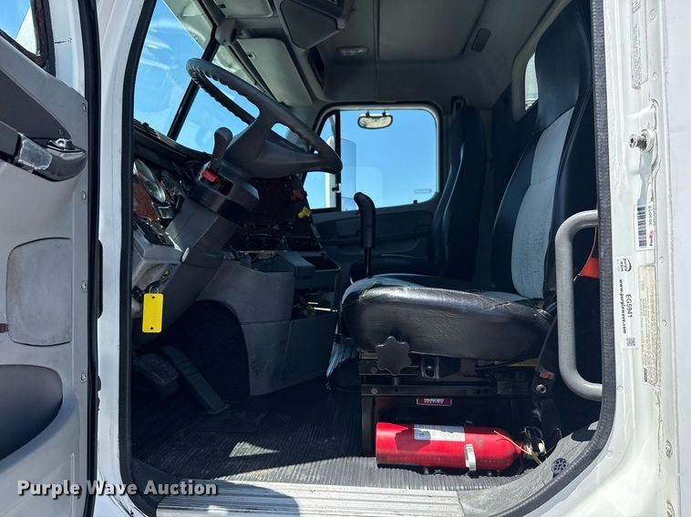 image for item EG5941 2002 Freightliner Century Class semi truck