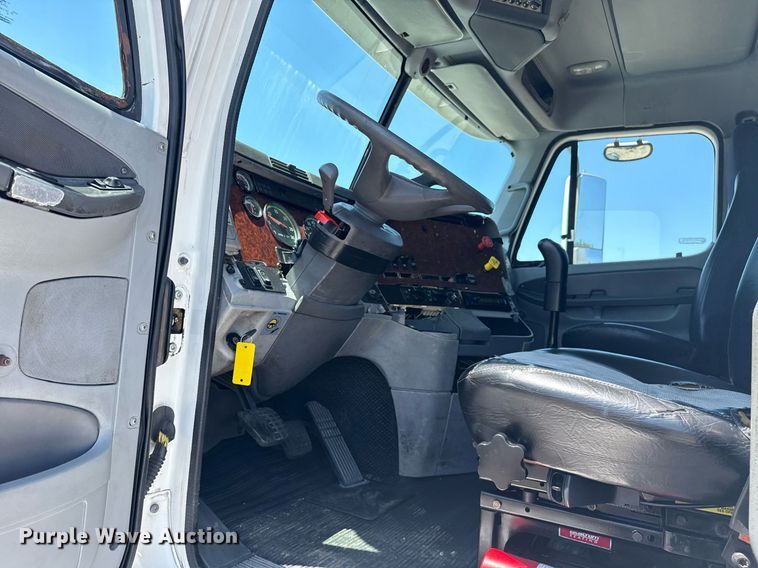 image for item EG5941 2002 Freightliner Century Class semi truck