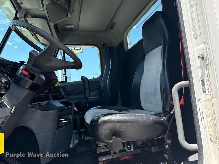 image for item EG5941 2002 Freightliner Century Class semi truck