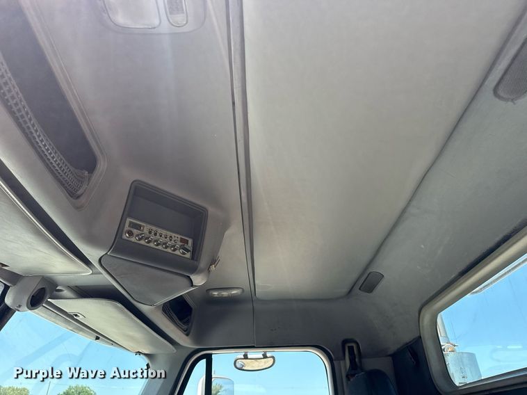 image for item EG5941 2002 Freightliner Century Class semi truck