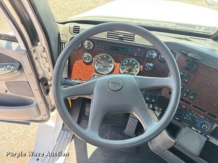 image for item EG5941 2002 Freightliner Century Class semi truck