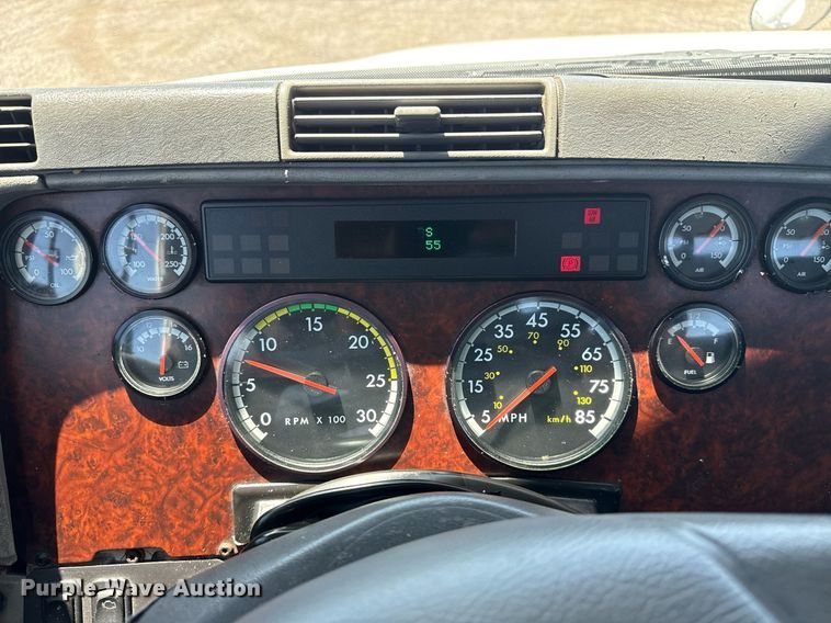 image for item EG5941 2002 Freightliner Century Class semi truck