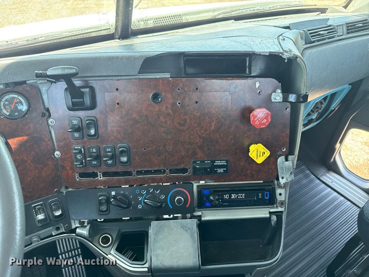 image for item EG5941 2002 Freightliner Century Class semi truck