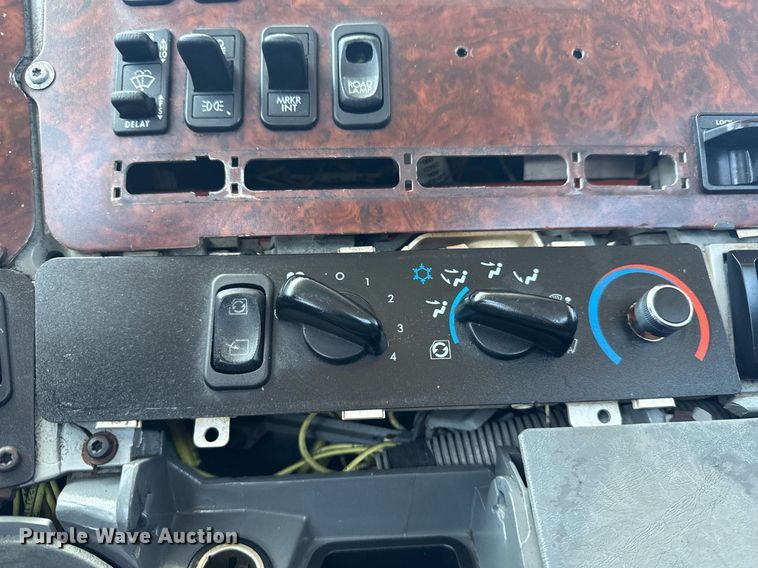 image for item EG5941 2002 Freightliner Century Class semi truck