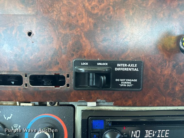 image for item EG5941 2002 Freightliner Century Class semi truck