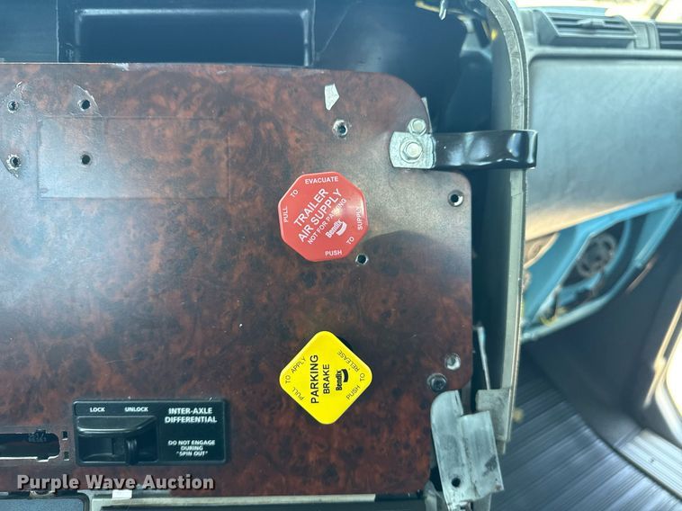 image for item EG5941 2002 Freightliner Century Class semi truck