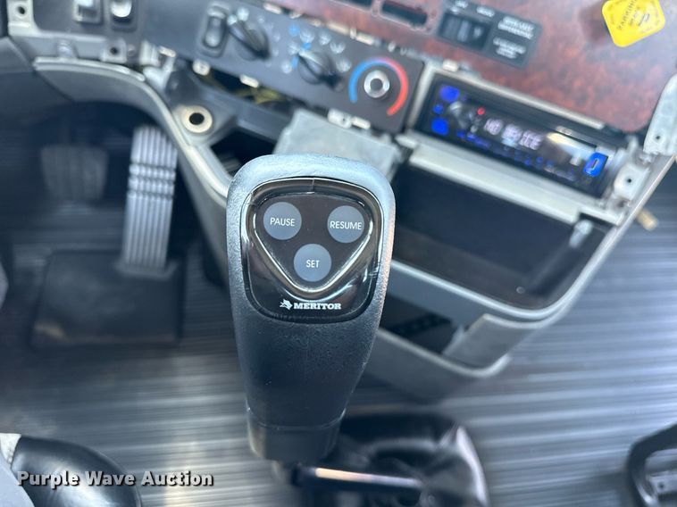 image for item EG5941 2002 Freightliner Century Class semi truck