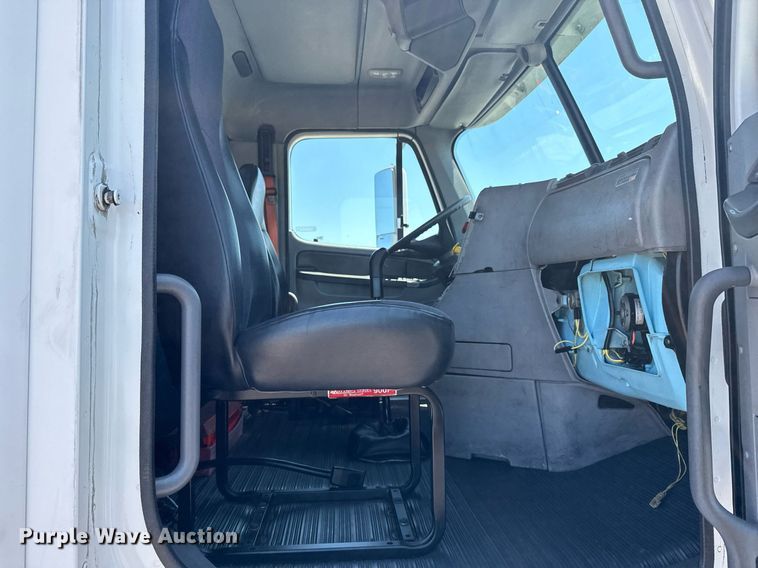 image for item EG5941 2002 Freightliner Century Class semi truck